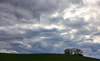 Wolken ziehen bei viel Wind über einen Hügel bei Peterberg in Sachsen-Anhalt. «Der Beginn des Februars ist eine Jahreszeit, an dem der Winter gerne seinen Höhepunkt erreicht. Davon ist in diesem Jahr allerdings nichts zu sehen», teilt der DWD mit. - Jan Woitas/dpa