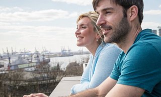 Wer sorglos in die Zukunft schauen möchte, sollte rechtzeitig Geld fürs Alter beiseitelegen. - Christin Klose/dpa-tmn