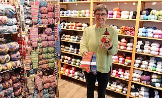Martina Knaps ist Inhaberin der "Sockenmanufaktur". Neben Wolle in allen Farben und Formen finden Kunden hier auch ihre selbstgestrickten Socken und ihre Amigurumi-Figuren. - Shannon-Lee Bendig