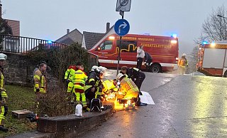 Wegen der Glätte ausrutschte, war ein Junge in Scherfede ausgerutscht und zwischen einem Verkehrsschild und einer Mauer eingeklemmt. Die Feuerwehr musste ihn befreien. - FFW Warburg