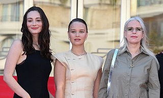 Maria Ehrich (l-r), Sonja Gerhardt und Annette Hess beim Photocall der TV-Serie «Ku’damm 77» in Cannes. - Gianluigi Jorio/SOPA Images via ZUMA Press Wire/dpa