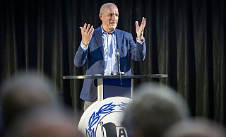Arminia-Präsident Rainer Schütte erhielt für seine Rede einigen Applaus von den DSC-Mitgliedern. - Sarah Jonek