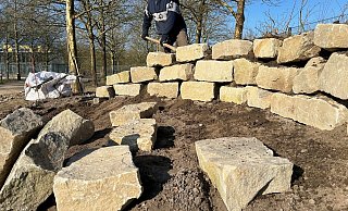 Beim Bau der Trockenmauer schichtet Karl-Heinz Held die Steine locker auf, Beton kommt nicht zum Einsatz. Die mit Erde befüllten Spalten bieten Insekten und kleinen Tieren Lebensraum. - Katja Kaufmann Beim Bau der Trockenmauer schichtet Karl-Heinz Held die Steine locker auf, Beton kommt nicht zum Einsatz. Die mit Erde befüllten Spalten bieten Insekten und kleinen Tieren Lebensraum. - Katja Kaufmann