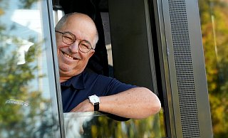 Freundlich, wie ihn die die Schüler täglich kennen: Andreas Block aus Rödinghausen wurde zum beliebtesten Schulbusfahrer Deutschlands gewählt. - Gerald Dunkel