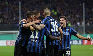 Paderborns Spieler feiern den Treffer zum 2:0. - Friso Gentsch/dpa