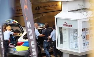 Mit Handschellen fixiert. Zwei Beamte führen den mutmaßlichen Täter zum Streifenwagen. - Jobst Lüdeking