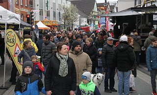 Beim Sälzerfest nutzten tausende Besucher das trockene Wetter für einen abwechslungsreichen Sonntagsbummel. - Johannes Büttner