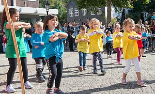 Der Gänsemarkt ist normalerweise das Herz des Weltkindertages. Auch nach Ausweitung auf fast alle Plätze der Stadt ist hier reichlich los. Dafür sorgen auch die Shows der Tanzschule Roemkens. - Ralf Bittner