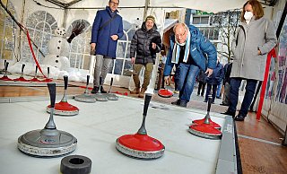 Anwurf: Oberbürgermeister Pit Clausen testet Olaf Lewald (Amt für Verkehr), Henner Zimmat (Altstadt-Kaufleute) und Bezirksbürgermeisterin Gudrun Hennke die Eisstockbahn an der Nicolaikirche. - Barbara Franke