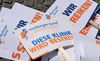 60.000 Ärzte sind aufgerufen, am Montag einen Tag lang die Arbeit niederzulegen. (Archivbild) - Peter Kneffel/dpa