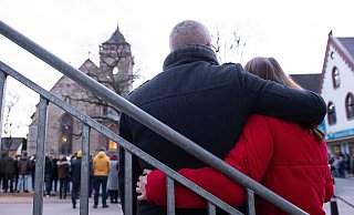 Ein Tag nach der Tat in Volkmarsen versammelten sich Menschen zum ökumenischen Gottesdienst. - picture alliance/dpa