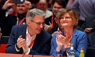 Die SPD-Doppelspitze Sarah Philipp und Achim Post wurden in ihrem Amt bestätigt. - Roberto Pfeil/dpa