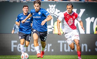 Arminias Florian Micheler (vorne), hier im Testspiel gegen die AS Monaco, sammelt in dieser Woche weitere internationale Erfahrung. - Sarah Jonek