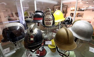 In einem Feuerwehrmuseum dürfen natürlich Feuerwehrhelme nicht fehlen. In der Mitte übrigens ein Helm aus Springfield (Massachusetts, USA). - Wolfgang Rudolf