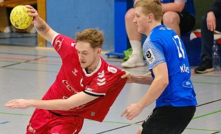 Julian Niedergriese (am Ball) und seine TSG-Reserve bestanden in Oberaden und bleiben im Aufstiegsrennen. - Andreas Zobe