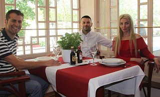 Wie im Scarlett: Gulia und Gennaro Cau nutzen das frühere Mobiliar. Manuel Ersay will an diesem Tisch bald Pizza und Nudeln genießen. - Heidi Froreich