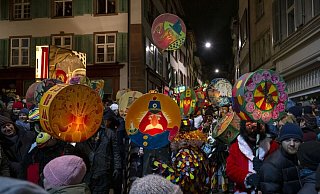 Fasnachtscliquen mit Laternen ziehen durch die Straßen am Morgestraich in Basel. - Georgios Kefalas/KEYSTONE/dpa