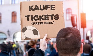 Viele Arminia-Fans wollen in Berlin dabei sein. Bei dem Ticketverkauf des DFB sind viele von ihnen leer ausgegangen. - picture alliance / CHROMORANGE