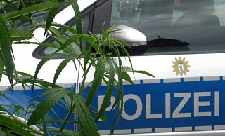 Vor dem Gericht: Das Ehepaar soll schwungvollen Drogenhandel betrieben haben. - picture alliance