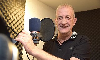 Peter David in seinem heimischen kleinen Tonstudio. Seit 2016 ist der 59-Jährige aus Schloß Holte-Stukenbrock professionell als Schlagersänger unterwegs. - Karin Prignitz