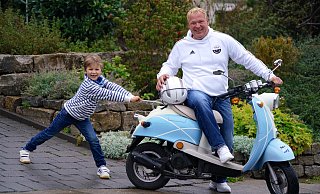 Gibt dem Papa Schub: Paul Luis schiebt Sennes Trainer Mike Wahsner an – auch wenn es beim Fußball mal schlecht läuft. - Peter Unger