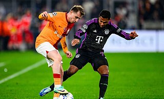 Istanbuls Kerem Aktürko?lu (l) im Zweikampf mit Bayerns Serge Gnabry (r). - Tom Weller/dpa
