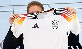 Bundestrainer Julian Nagelsmann und das neue DFB-Trikot von Adidas. - Boris Roessler/dpa