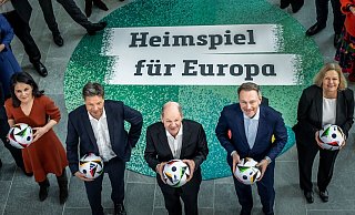 Nicht nur die Politik schaut auf die Fußball-EM. Auch die Wirtschaft erhofft sich einen Anstoß der Konjunktur. - Michael Kappeler/dpa