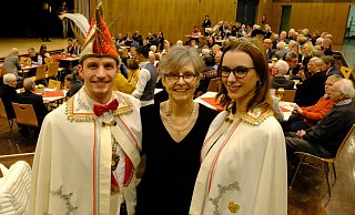 Die Brackweder Tollitäten Christina II Fuest und Kay Kevin Walzel nehmen Bezirksbürgermeisterin Regina Kopp-Herr beim Neujahrsempfang in ihre Mitte. - Susanne Lahr
