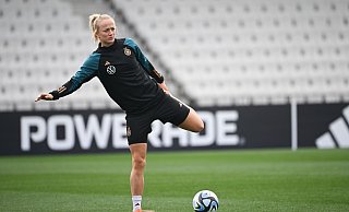 Lea Schüller dehnt sich. - Sebastian Christoph Gollnow/dpa