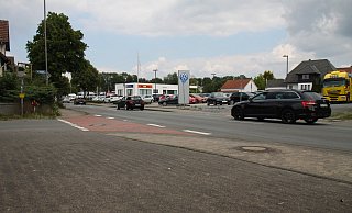 Viele Leser wünschen sich eine Querungshilfe an der Engerstraße auf Höhe Radio Biermann. - Björn Kenter