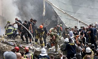 Rettungskräfte nach dem Vorfall auf der Suche nach möglichen Verschütteten. (Archivbild) - Ukrinform/dpa