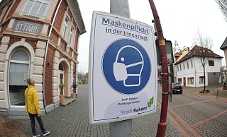 Auch in der Rahdener Innenstadt wiesen über viele Wochen die Schilder auf die Maskenpflicht auf öffentlichen Plätzen hin. Die waren oft fast menschenleer. Mit Beginn der Corona-Pandemie wurden sogar Spielplätze gesperrt. - Joern Spreen-Ledebur