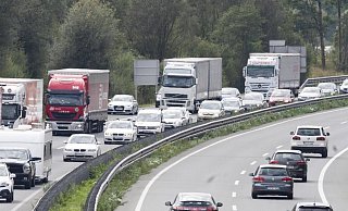 Unfall auf der A2 bei Bielefeld-Ost mit mehreren beteiligten Pkw.
