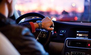 Hinter ein Lenkrad wird sich der junge Mann die nächste Zeit erstmal nicht mehr setzen. - (Symbolbild): Pixabay