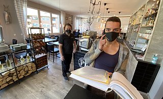 Sabrina Schüler und Denis Mann leisten ihren Beitrag, indem sie den Geflüchteten aus der Ukraine täglich eine warme Mahlzeit anbieten. - Frank Jasper