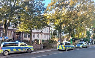Insgesamt parkten drei Polizeiwagen mit Blaulicht vor dem Höxteraner Stadthaus am Petritor. - Simone Flörke