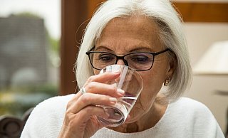 Mundtrockenheit? Ausreichendes Trinken und kauintensive Lebensmittel fördern die Speichelbildung. - Christin Klose/dpa-tmn
