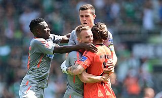 SCP-Keeper Jannik Huth (r.) lässt sich von seinen Teamkollegen (v. l.) Jamilu Collins, Jasper van der Werff und Ron Schallenberg für seine Vorlage zum 3:0 feiern. - Witters