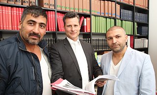 Empört: Hüseyin C. (v. l.), Anwalt Detlev Binder und Mikayil D. wollen jetzt gegen Polizisten vorgehen, die sie fälschlich beschuldigt hatten. - Foto: Peter Steinert