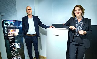 Ähnelt einem Kühlschrank: Jan-Bernd Rapp und Ulrike Weber neben dem Air Control. - Andreas Frücht