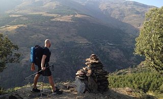Marvin Karweger (39) wandert auf seiner Route absichtlich viel über Berge und Wiesen. - Marvin Karweger