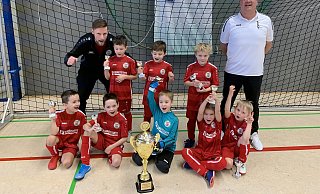Makellose Bilanz: Die G-Junioren des Bünder SV siegten in allen drei Spielen und blieben ohne Gegentor. Den vom Bünder Stadtsportverbandsvorsitzenden Marcel Ta (r.) überreichten Stadtmeister-Pokal holten sich Noah Koch, Bennet Siekmann, Jasper Holtmann, Jost Bergmann, Elias Bredenkötter, Noah Wittich, Sarp Telli, Andi Geruri, Nick Therolf und Can-Luka Celebi sowie die Trainer Viktor Wittich, Atakon Celebi und Marc Brendenkötter. - Thorsten Mailänder