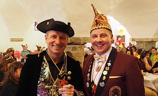 Herzlich willkommen im Nieheimer Eurokatzen-Club hieß der NKG-Vorsitzende Stephan von Kölln (r.) Landrat Michael Stickeln während der närrischen Sitzung im Rathauskeller. - Josef Köhne
