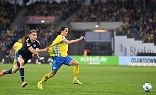 Braunschweigs Rayan Philippe (r.) kann vor dem 2:2 auch von Paderborns Filip Bilbija nicht mehr gehalten werden. - picture alliance/dpa