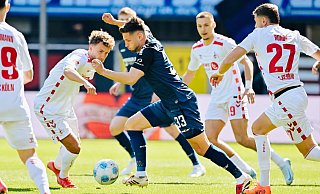 SCP-Verteidiger Marcel Hoffmeier, der hier gleich von vier Kölnern umringt wird, zählte zu den besten Paderbornern. - Besim Mazhiqi