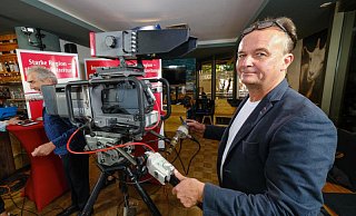 Christian Mathiesen hat auf die geänderten Anforderungen seiner Kunden reagiert und bietet mit seinem Unternehmen Live-Streaming an. - Foto: Andreas Zobe