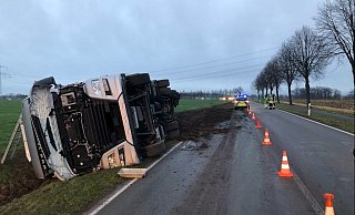 Der Lkw-Fahrer kam aus bisher unbekannten Gründen nach rechts von der Straße ab. - Polizei Kreis Minden-Lübbecke