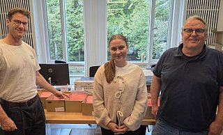 Noch mehr Briefwahl 2025 in Bad Oeynhausen: Organisatorischer Leiter Ralf Gabriel (rechts) mit den Wahlhelfern Daliah Bückert und Alessio Vogt vor den eingegangen Briefwahlstimmzetteln nach Wahlbezirk. - Justus Rahn