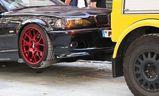 Aus dem Verkehr gezogen wurde bei der Kontrolle am Freitagabend unter anderen auch dieser BMW mit roten Felgen. - Moritz Jülich